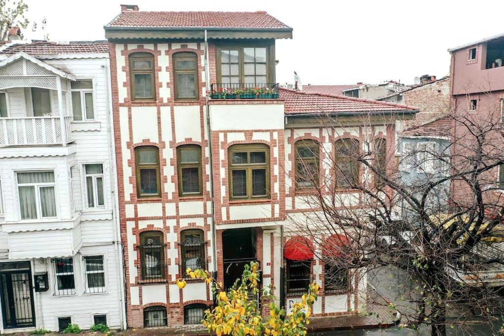 Historical Greco-Ottoman Pavilion Near Tram In Fatih Стамбул Екстер'єр фото