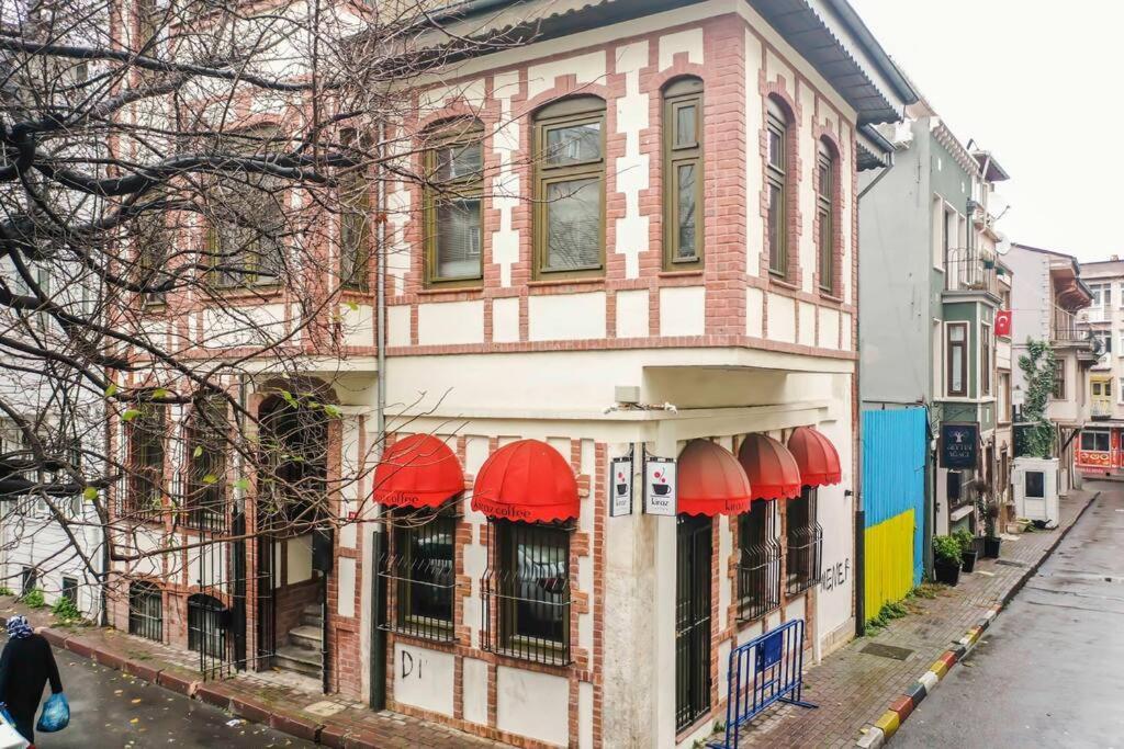 Historical Greco-Ottoman Pavilion Near Tram In Fatih Стамбул Екстер'єр фото